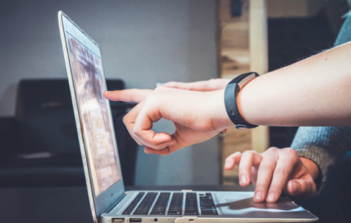 科学的・合理的な学習メソッド - パソコンを使った学習の様子